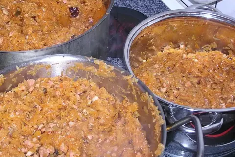 Jakie przyprawy do bigosu są najlepsze? Sekrety idealnego smaku bigosu