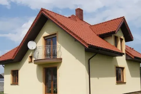 Jakie okna do ceglastego dachu? Oto kolory, które musisz znać