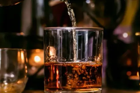 Jak obliczyć promile po 3 drinkach? Kluczowe czynniki wpływające