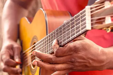 Jak zagrać gamę na gitarze - proste kroki dla początkujących