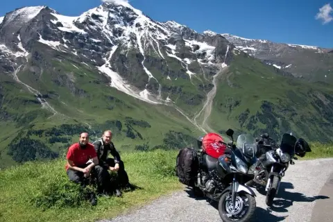 Najlepsze trasy motocyklowe w Alpach: malownicze szlaki i praktyczne porady dla motocyklistów