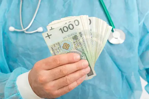 Ile zarabia lekarz na dyżurze w pogotowiu? Stawki i dodatki