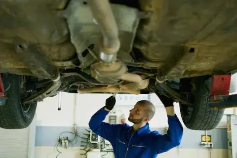 Ile kosztuje wymiana oleju u mechanika? Sprawdź, co wpływa na ceny
