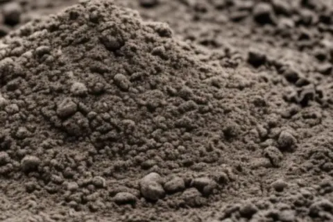 Cement z ziemią: niebezpieczne połączenie czy skuteczne rozwiązanie?