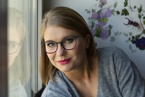 Jakie oprawki do drobnej twarzy? Wybierz idealne dla siebie!