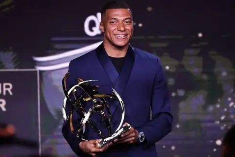 Kylian Mbappé: wiek, osiągnięcia i kariera młodej gwiazdy PSG