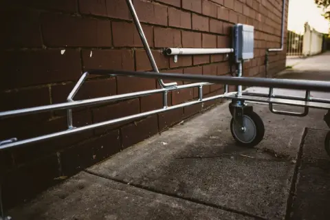 Jak dobrać koło do wózka transportowego, żeby sprzęt służył latami? Praktyczny przewodnik bez marketingowej ściemy
