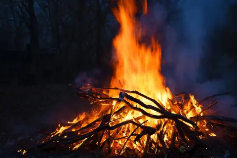 Kiedy można legalnie palić ognisko? Przepisy, zakazy i praktyczne porady