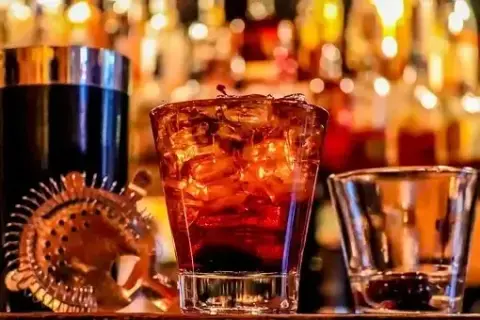 Najlepsze drinki z piwem w szklance, które zaskoczą Twoich gości