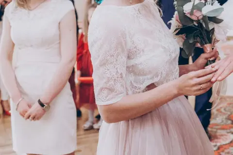 Jak się ubrać na ślub cywilny jako gość? Modne i eleganckie stylizacje dla kobiet