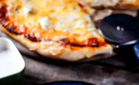 Przepis na pizzę jak z Pizza Hut - puszyste ciasto w Twoim domu