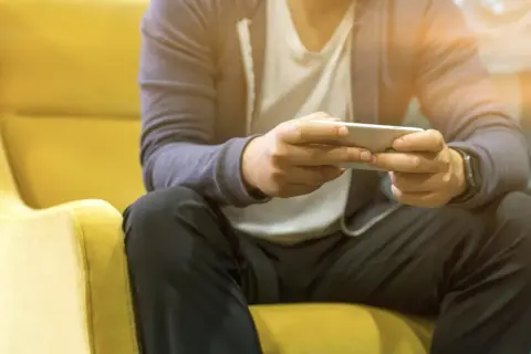 Aplikacje rozrywkowe i gra mobilna: jak wybrać bezpieczną i wygodną apkę w Polsce