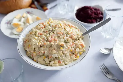 Jak gotować jarzyny na sałatkę, aby zachować ich chrupkość i smak