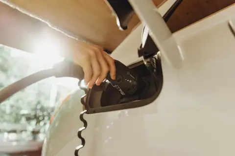Stacje ładowania pojazdów elektrycznych: Projektowanie i wdrażanie w firmach