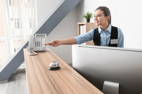 Ile zarabia się na recepcji w hotelu? Sprawdź pensje i czynniki wpływające na wynagrodzenie