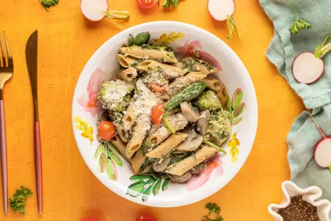 Szybki przepis na makaron penne z pieczarkami, który zachwyca smakiem