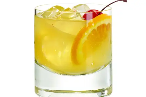 Najlepsze drinki z bimbrem, które zaskoczą Twoich gości