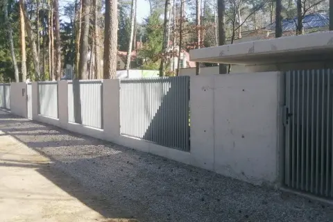 Jak zrobić ogrodzenie z betonu architektonicznego – uniknij najczęstszych błędów