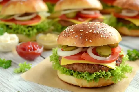 Jak przygotować hamburgery - łatwe przepisy na pyszne dania domowe