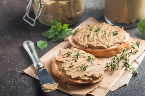 Czy pies może jeść pasztet? Dowiedz się, co może mu zaszkodzić