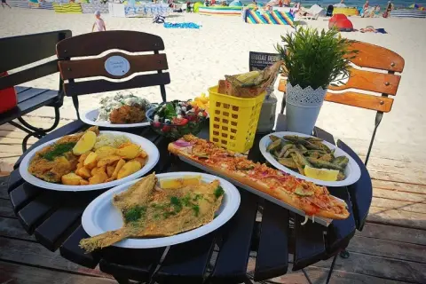 Gdzie zjeść w Dębkach? Odkryj najlepsze restauracje i smaki