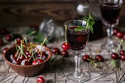 Jak się robi nalewkę z wiśni – prosty przepis na smaczną nalewkę