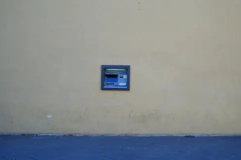 Jak wziąć debet w bankomacie - uniknij nieprzyjemnych opłat