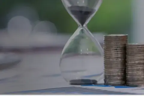 Jak prywatnie odkładać na emeryturę, aby uniknąć finansowych problemów?