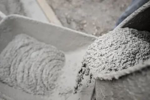 Cement czy gotowa zaprawa – co wybrać dla najlepszej jakości budowy?