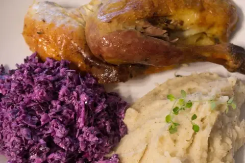 Jakie surówki najlepiej pasują do perliczki? Odkryj smaki!