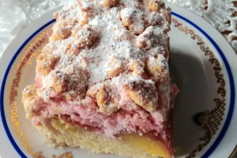 Pyszny przepis na ciasto ze śliwkami i kisielem, które zachwyci każdego