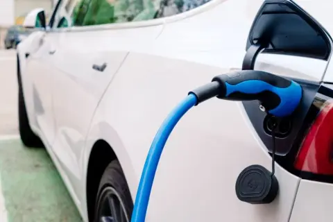 Ile kosztuje 100 km samochodem elektrycznym? Zaskakujące wydatki!