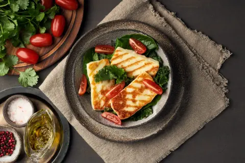 Halloumi co to jest? Poznaj smak, właściwości i zastosowania sera