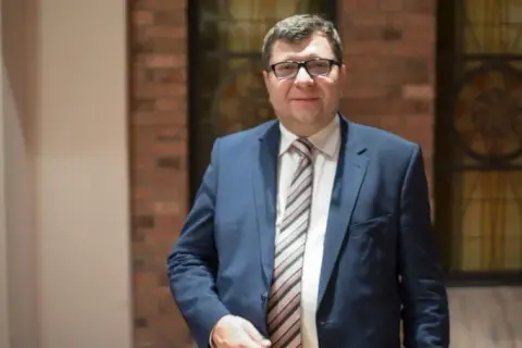 Zbigniew Stonoga: kontrowersyjny przedsiębiorca, polityk i charytatywny aktywista