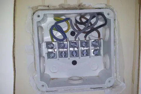 Jak podłączyć kuchenkę elektryczną z piekarnikiem bezpiecznie i skutecznie
