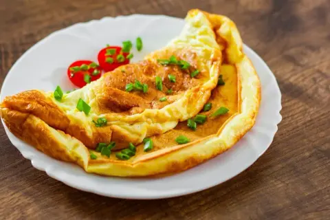 Jak zrobić omlet na szybko: 5 minut do pysznego śniadania