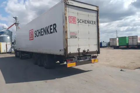 Koffer naczepa co to jest? Odkryj jej funkcje i zastosowanie w transporcie