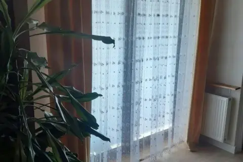 Jaki karnisz do salonu? 7 kluczowych porad przy wyborze