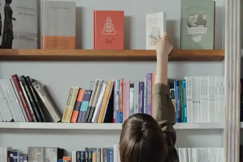 Jak ułożyć książki na regale, aby uniknąć chaosu i zyskać styl
