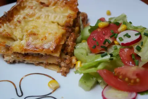 Jakie sałatki najlepiej pasują do lasagne? Smakowe połączenia, które zachwycą