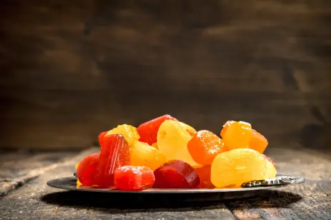 Jak powstają owoce kandyzowane? Naturalna słodycz zamknięta w każdym kęsie