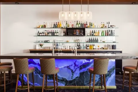 Zrób to sam: Stylowy bar z hydraulicznym stołem rodem z Las Vegas