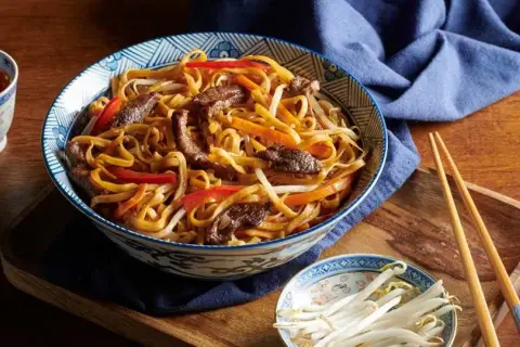 Ile gotować makaron chow mein, aby uniknąć rozgotowania i uzyskać idealną teksturę