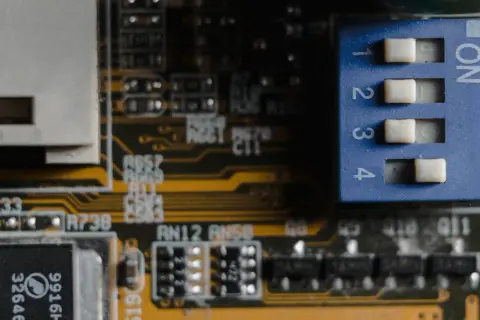 Kurs elektroniki: Jak zacząć naukę i co warto wiedzieć o podstawach?