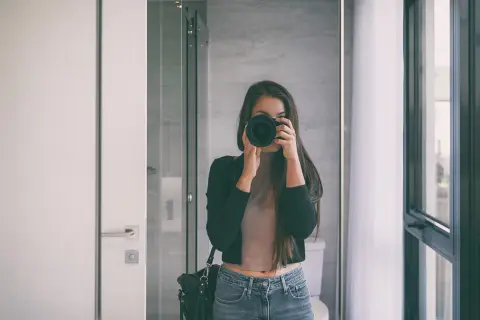 Jak zrobić ładne zdjęcie w lustrze: sekrety idealnych selfie