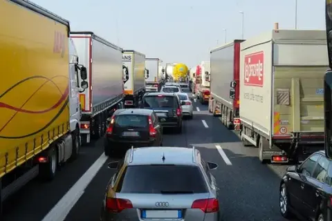 Ile godzin dziennie może jechać kierowca tira? Oto kluczowe przepisy