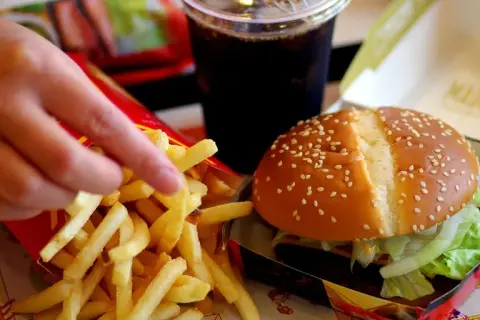 Ile kalorii ma burger drwala? Sprawdź, co naprawdę jesz
