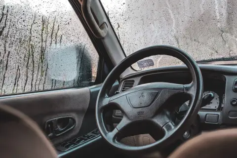 Dlaczego parują szyby w samochodzie i jak temu skutecznie zapobiec?