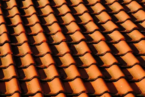 Ile waży dachówka cementowa? Sprawdź wymiary i porównanie z ceramicznymi