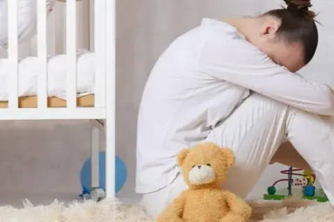 Co to jest depresja poporodowa i jak ją rozpoznać oraz leczyć